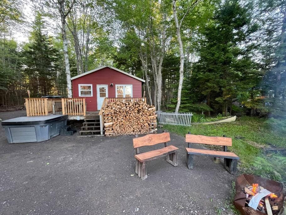 Property building, Natural landscape, BBQ facilities, Hot Tub, Dining area, flat iron