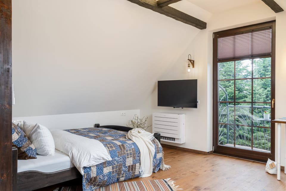 Bed, TV and multimedia, View (from property/room), Other, Photo of the whole room, Bedroom, Garden view, Pool view