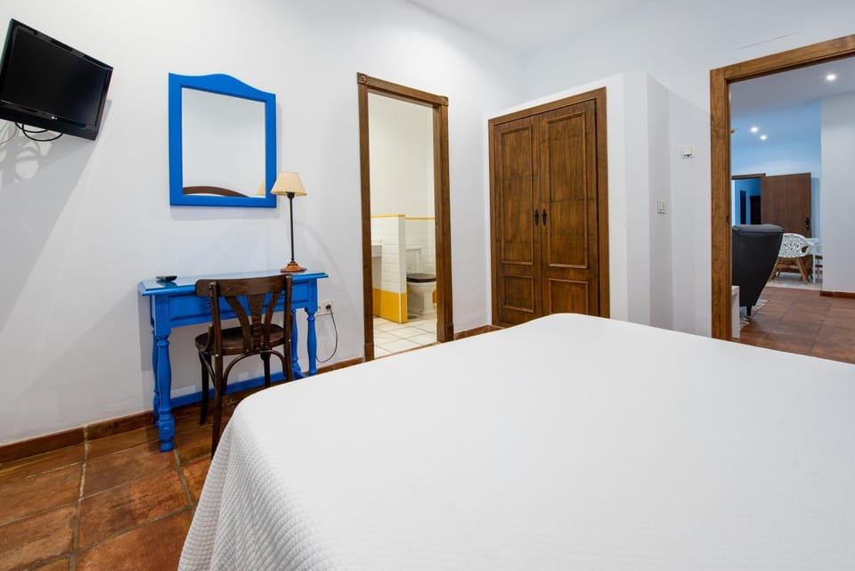 Bed, TV and multimedia, Photo of the whole room, Dining area, Bedroom, hair dresser
