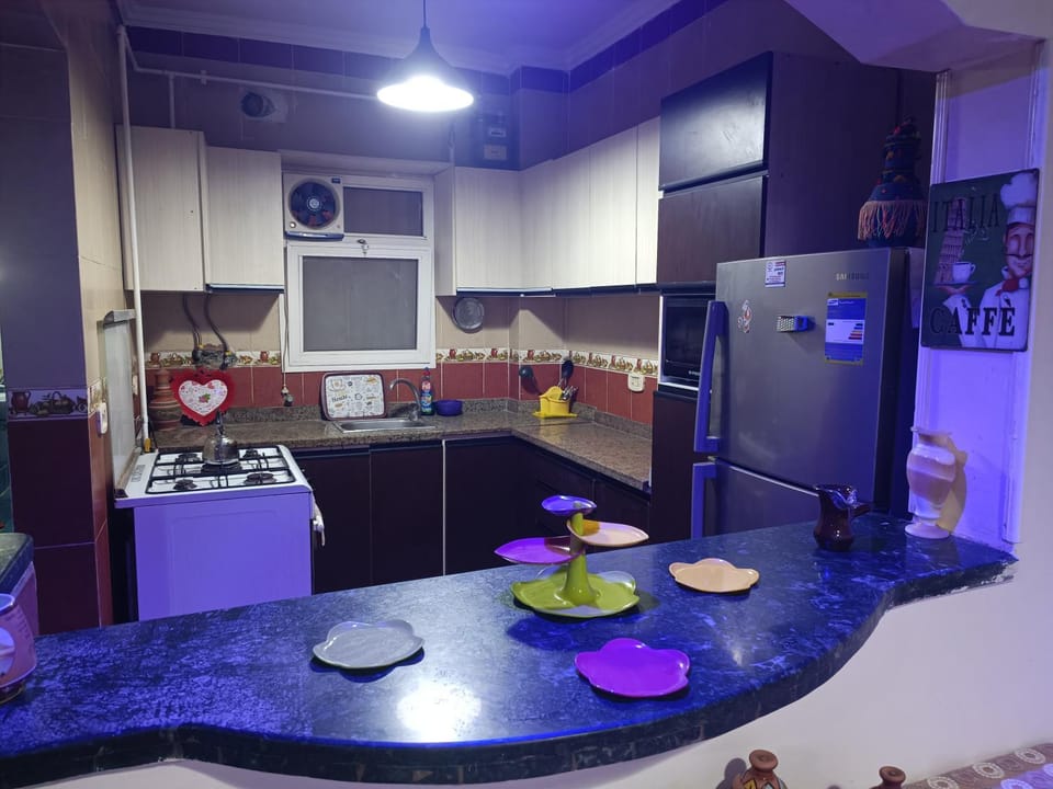 Kitchen or kitchenette, Food and drinks, oven, stove