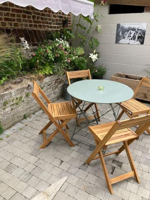 Patio, Day, Dining area