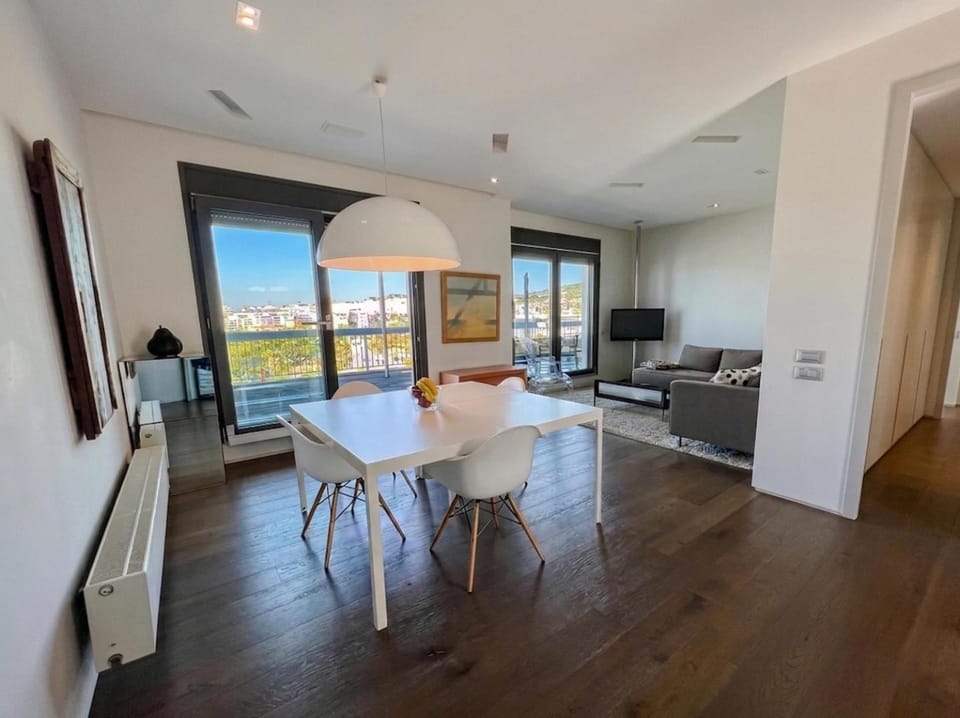 TV and multimedia, Living room, Seating area, Dining area