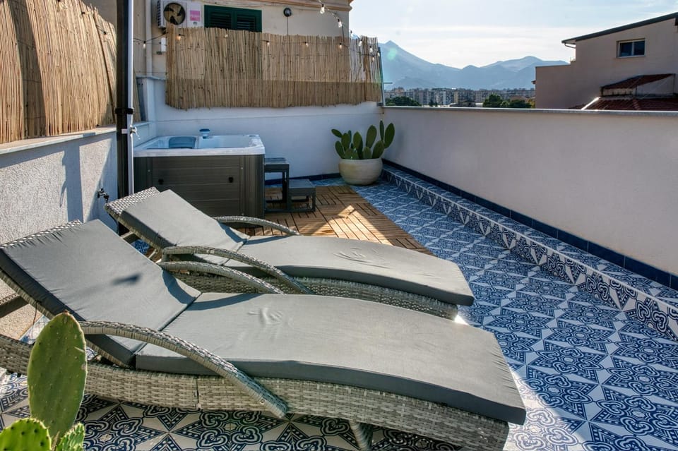 Zisa Top Romantic Terrace & Private outdoor Jacuzzi Apartment in Palermo