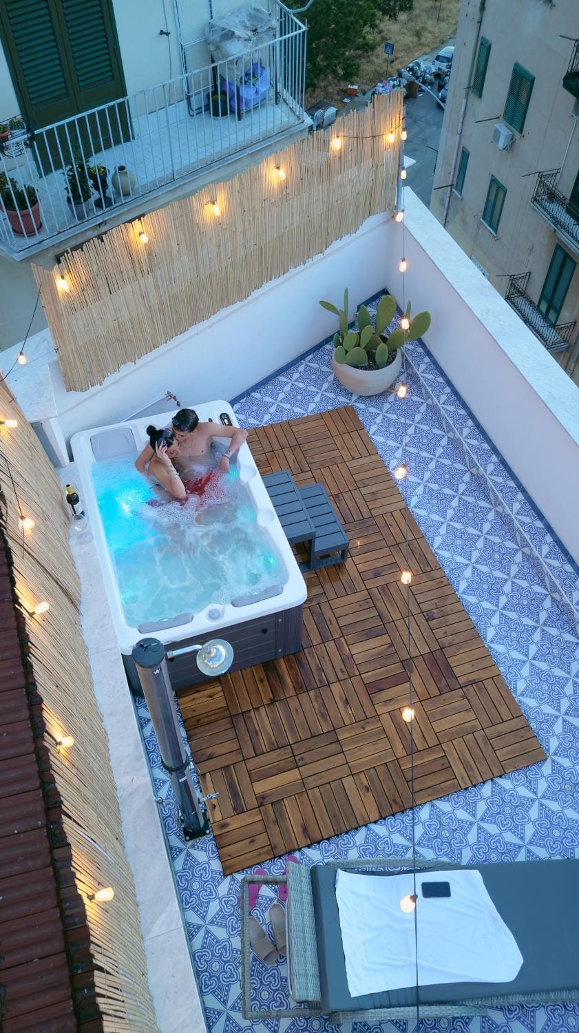 Zisa Top Romantic Terrace & Private outdoor Jacuzzi Apartment in Palermo