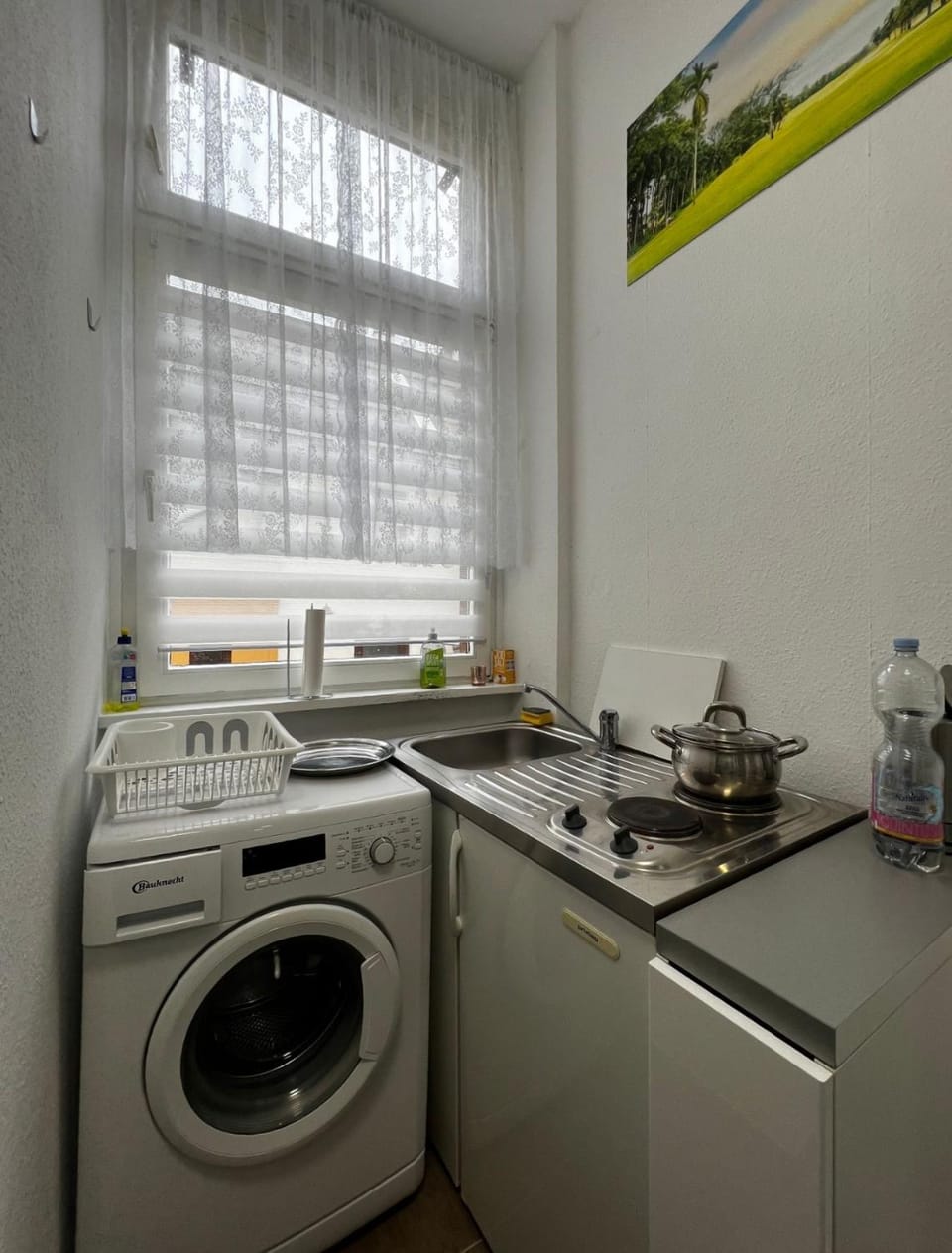 Kitchen or kitchenette, stove, washing machine