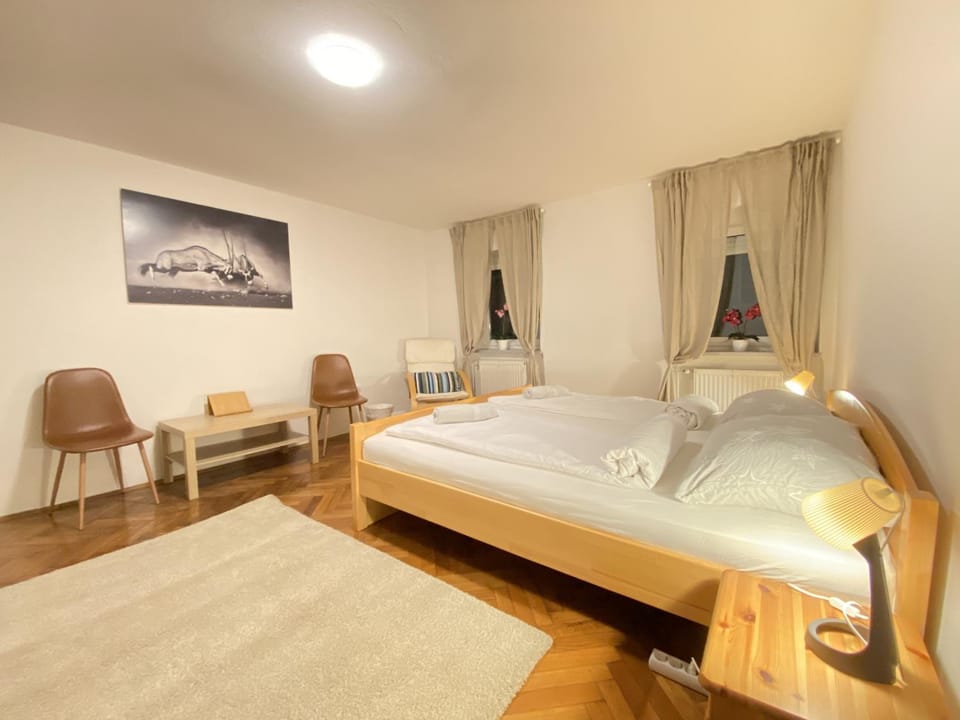 Bed, Bedroom, towels