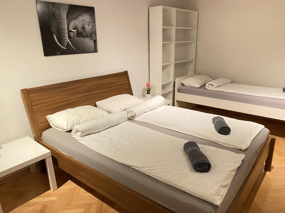 Bed, Bedroom, towels