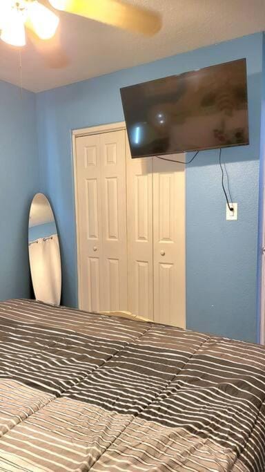 Photo of the whole room, Bedroom