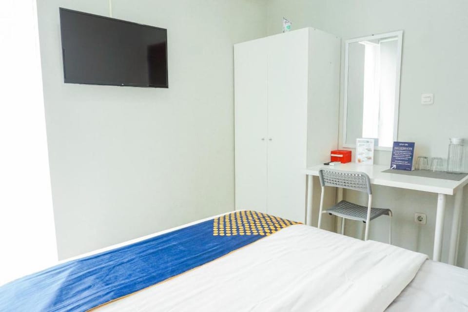 Bed, TV and multimedia, Bedroom, hair dresser
