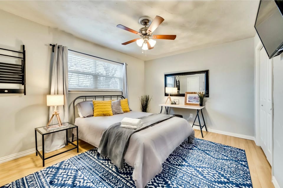 Bed, TV and multimedia, Bedroom