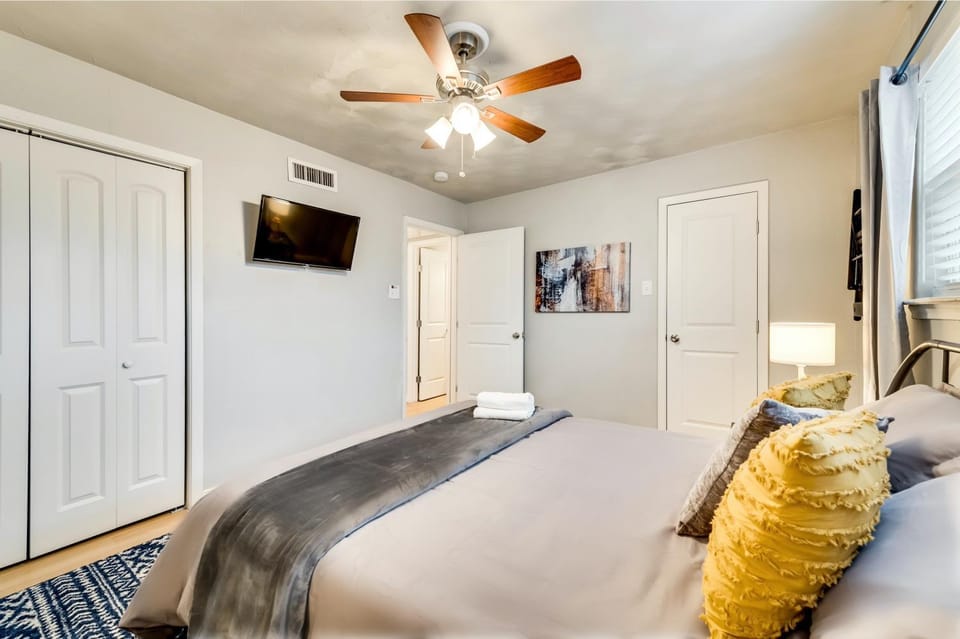Bed, TV and multimedia, Bedroom