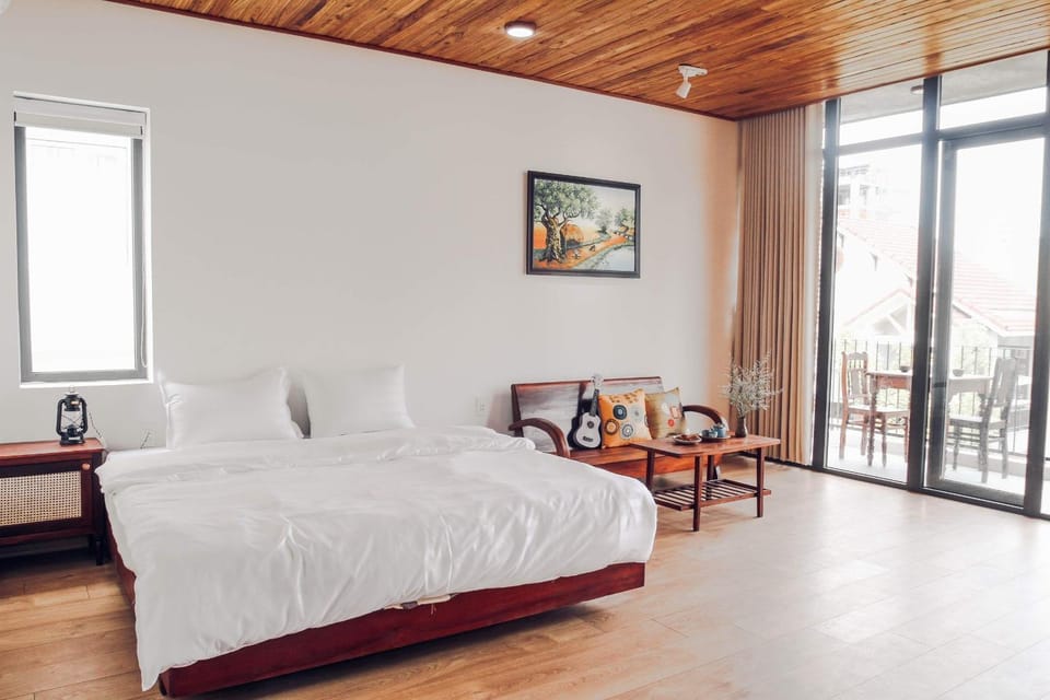 Bed, Living room, Photo of the whole room, Seating area, Bedroom