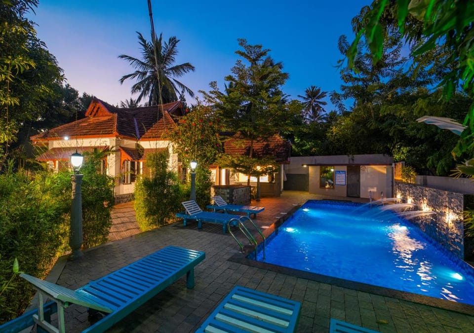 Property building, Garden, Pool view, Swimming pool