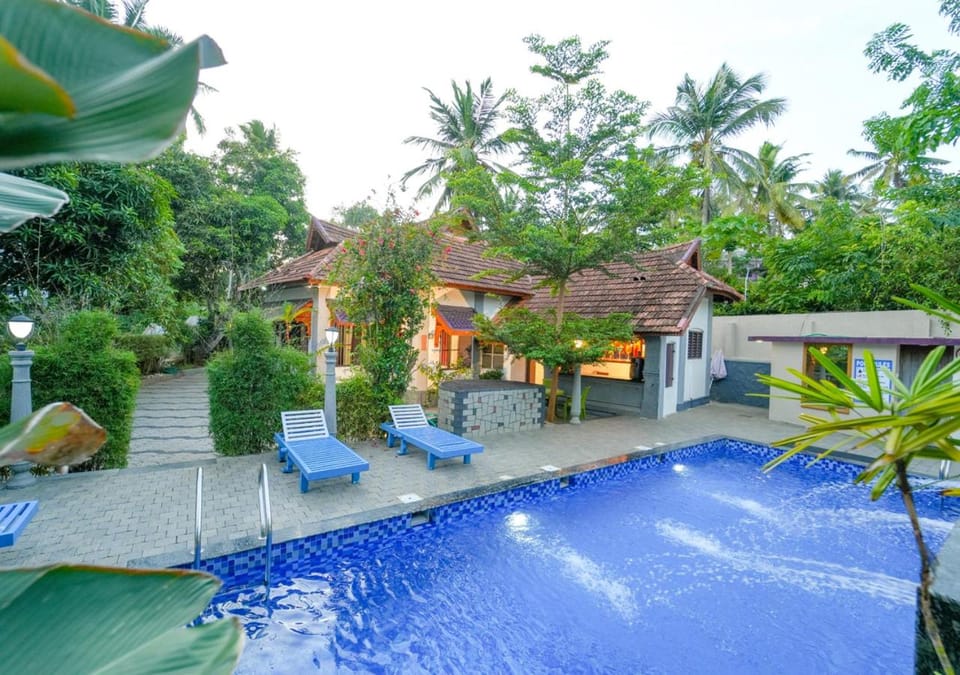 Swimming pool, sunbed
