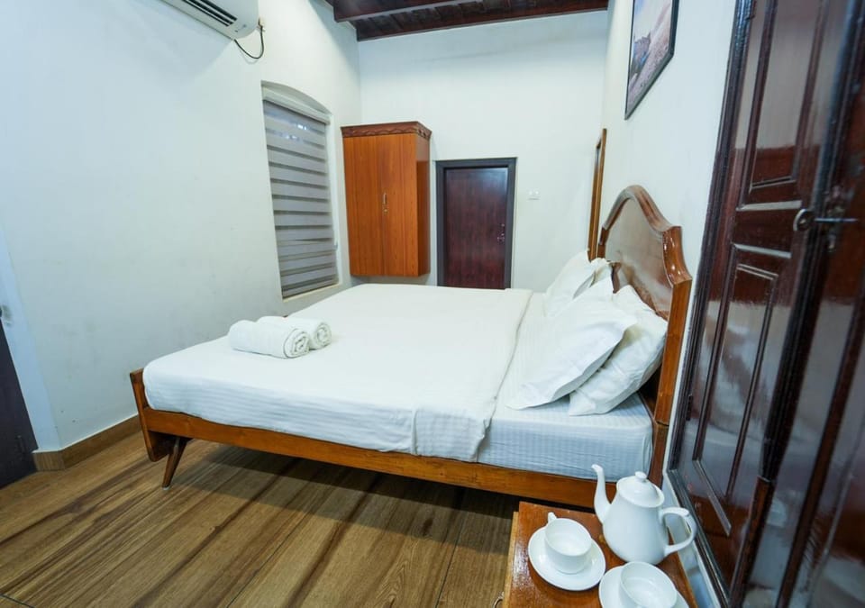 Photo of the whole room, air conditioner