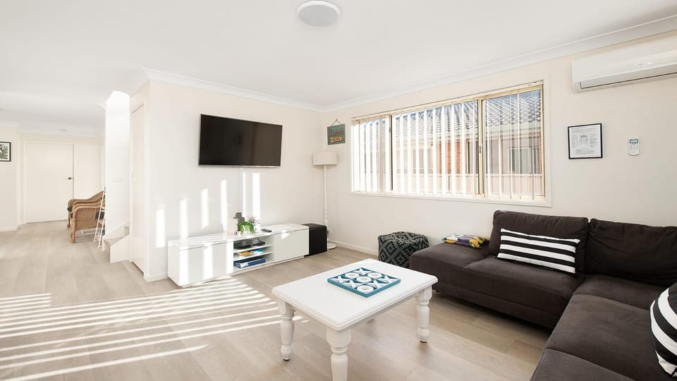 Bombora Walking Distance to Fingal Beach- Farm Rd, Fingal Bay House in Fingal Bay