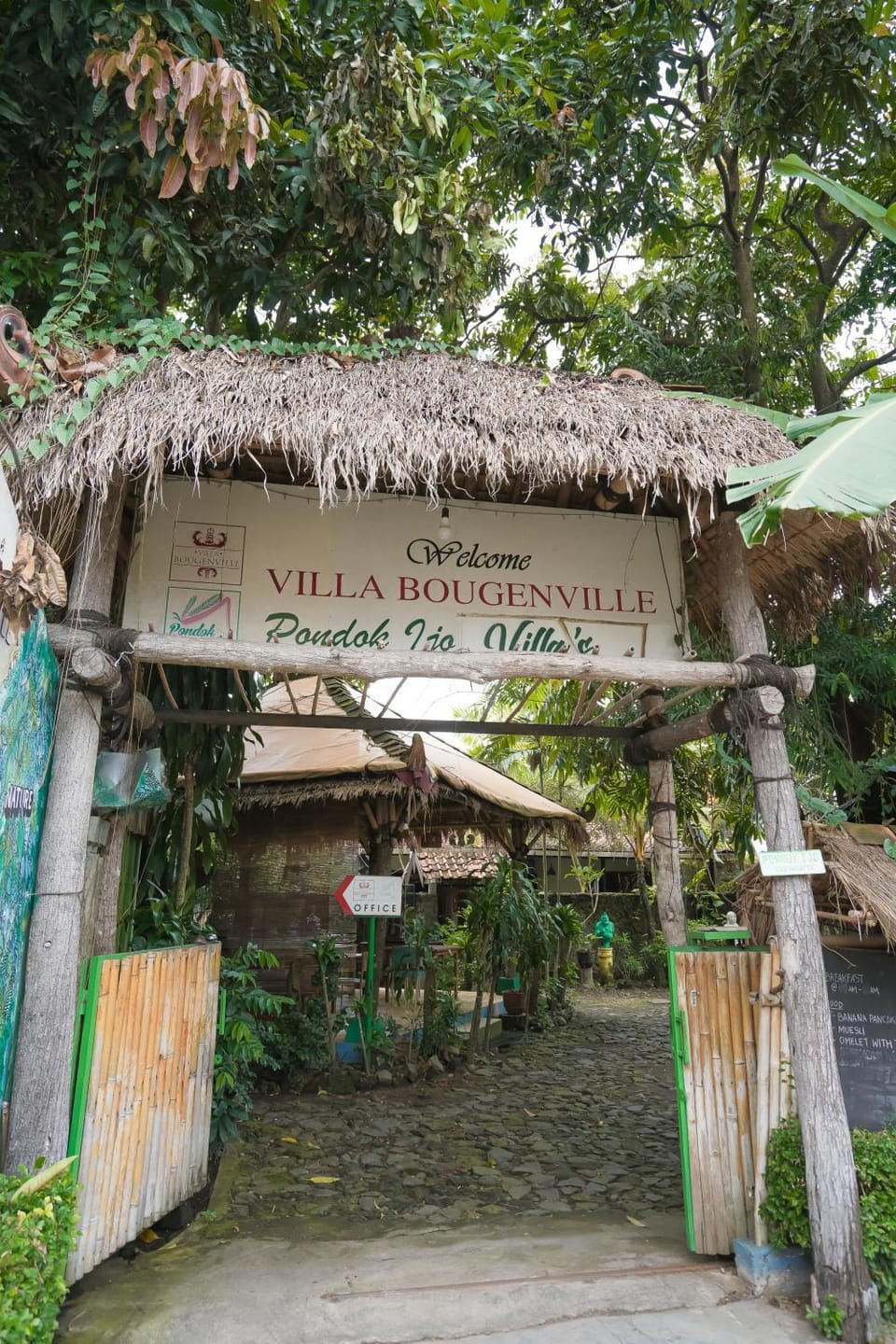Facade/entrance, Area and facilities