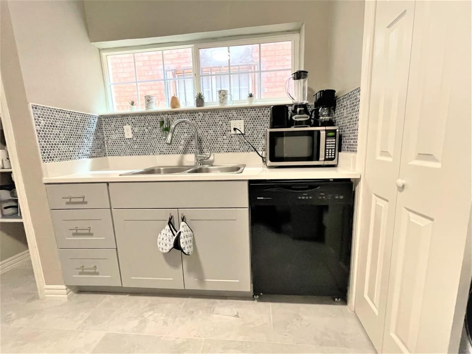 Kitchen or kitchenette, dishwasher, minibar, toaster