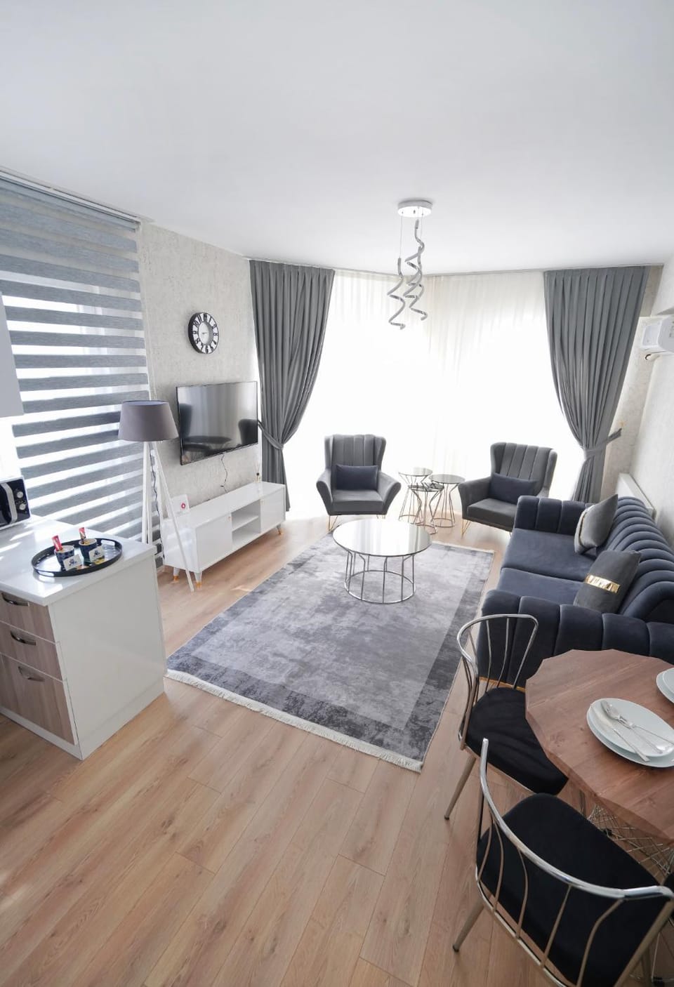 Bed, TV and multimedia, Living room, Photo of the whole room, Seating area, Bedroom