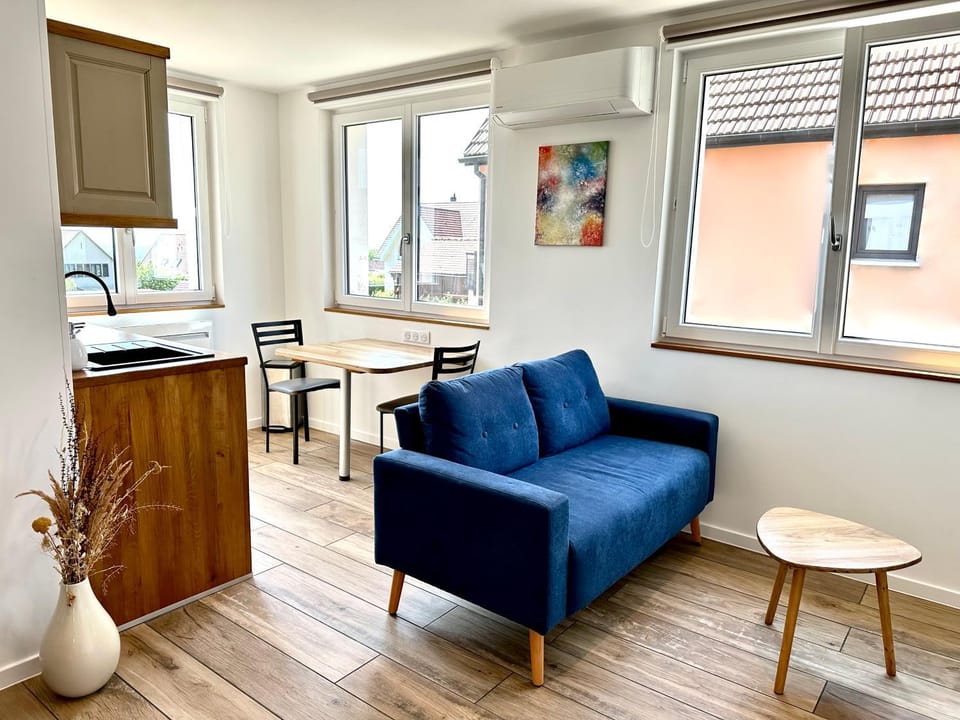 Kitchen or kitchenette, Living room, Seating area, Dining area