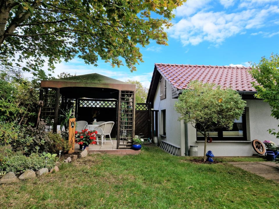 Facade/entrance, Garden