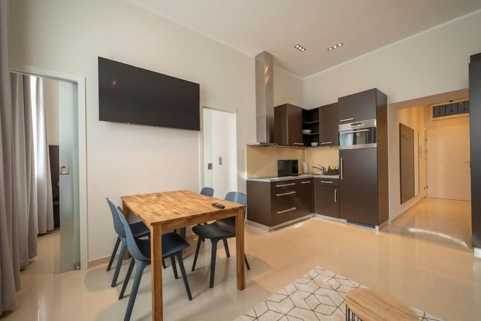 TV and multimedia, Kitchen or kitchenette, Dining area, dishwasher, stove