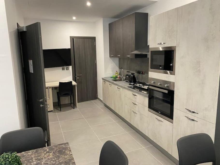 Lovely Modern Large Spacious Home with 7BR & WIFI by 360 Estates Apartment in Malta