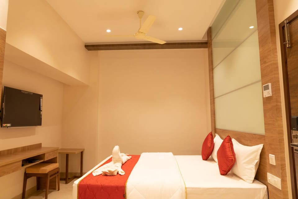 Bed, TV and multimedia, Bedroom
