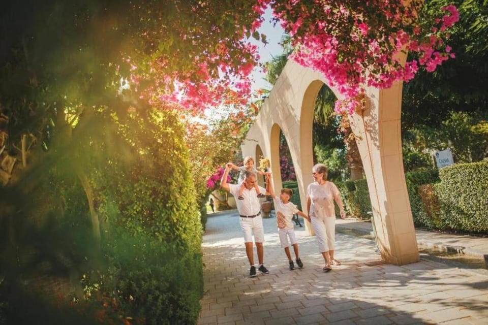 Nearby landmark, Spring, Day, People, Natural landscape, Garden, Guests, Garden view, group of guests