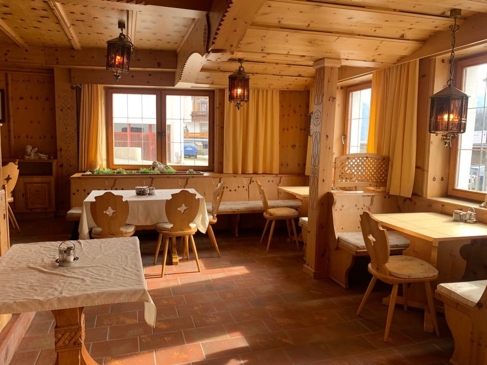 Seating area, Dining area, Breakfast