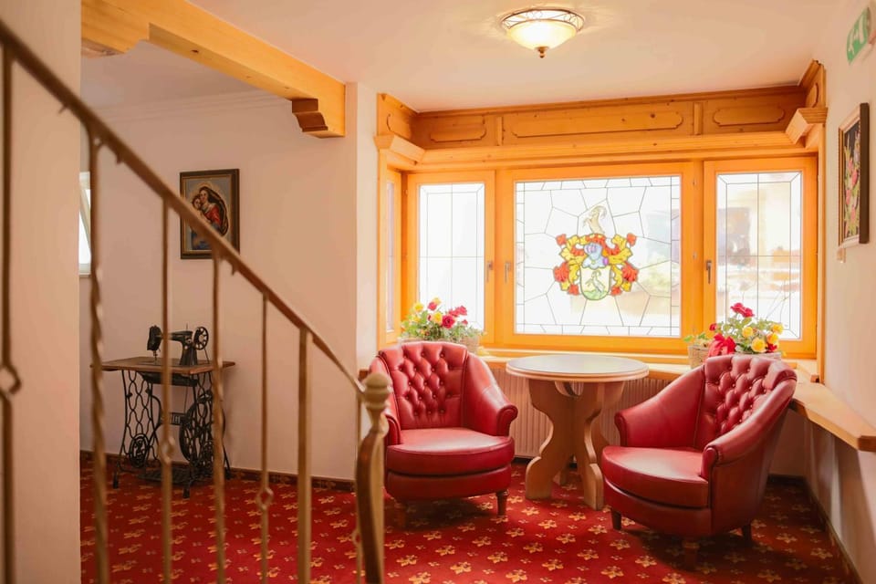 Decorative detail, Area and facilities