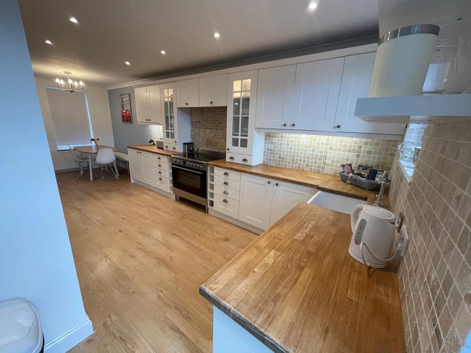 Kitchen or kitchenette, Dining area, dishwasher, minibar, pet friendly, stove, toaster