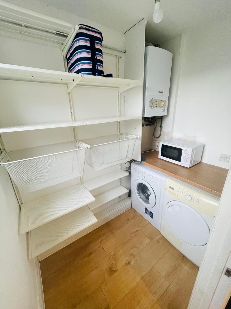 Kitchen or kitchenette, washing machine, dryer