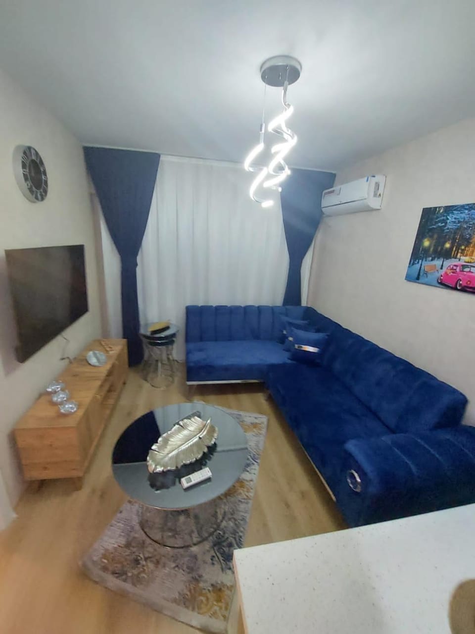 Bed, TV and multimedia, Living room, Photo of the whole room, Seating area, Bedroom, air conditioner