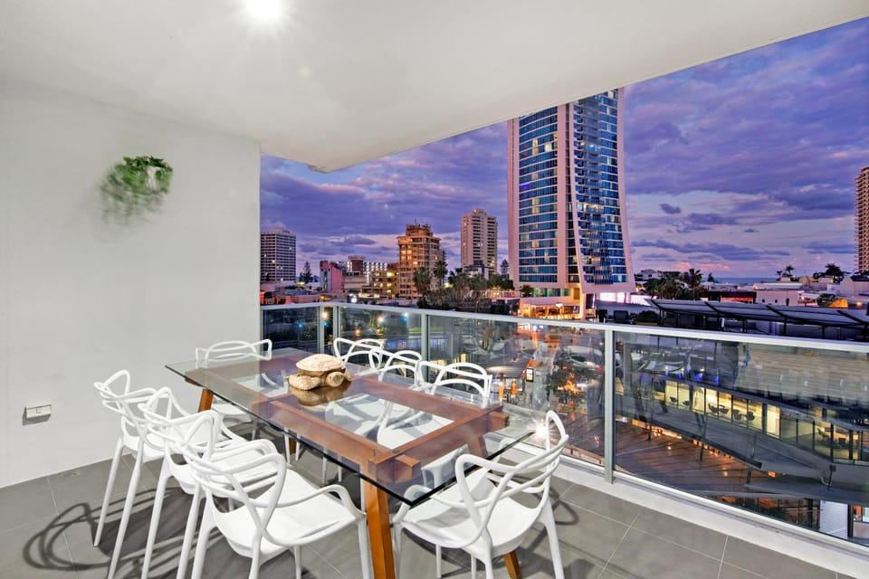 View (from property/room), Balcony/Terrace, City view