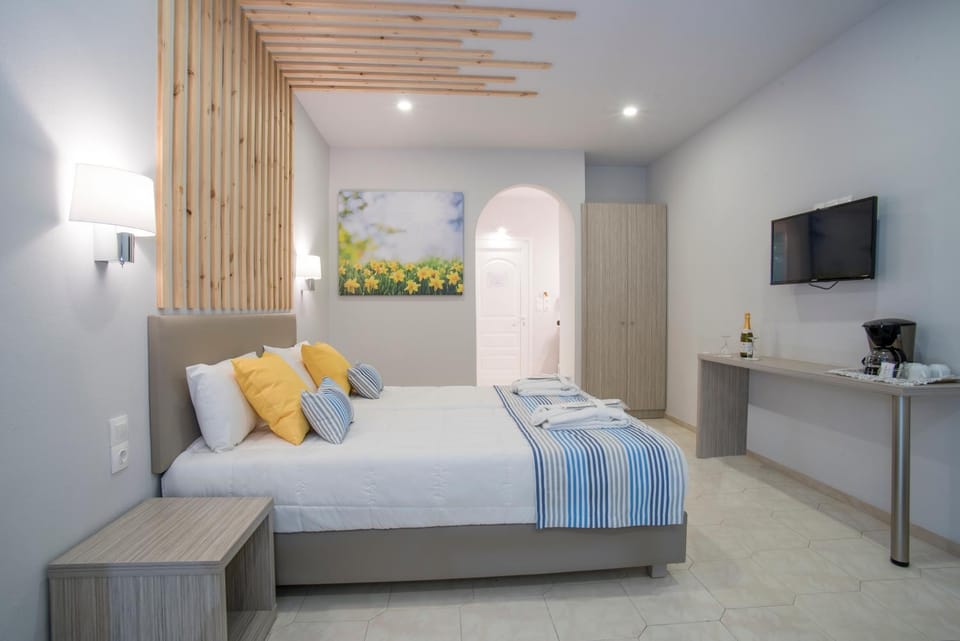 Bed, TV and multimedia, Photo of the whole room, Bedroom, towels