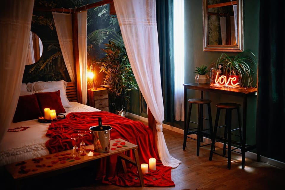 L'Evasion romantique en Amazonie, SPA, 5 min centre ville, Écran cinéma, day use, Lit baldaquin Apartment in Normandy