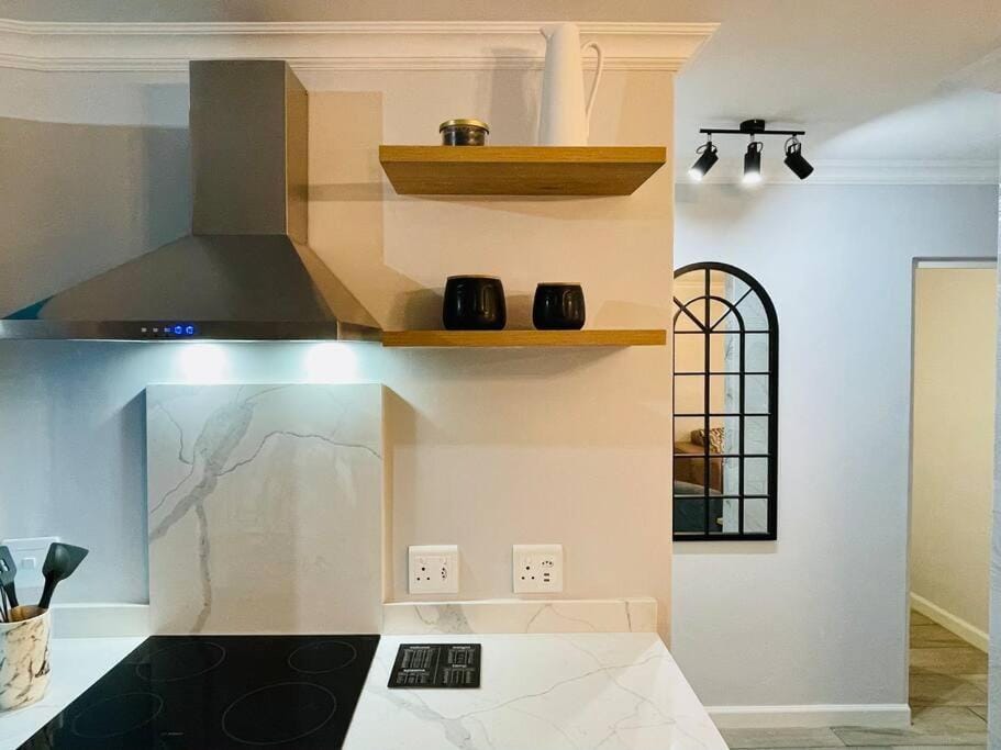 Kitchen or kitchenette, minibar, stove