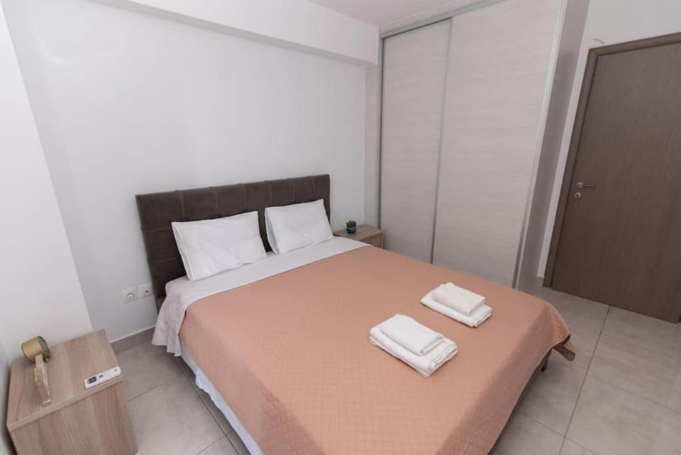 Bed, Bedroom, towels, wardrobe