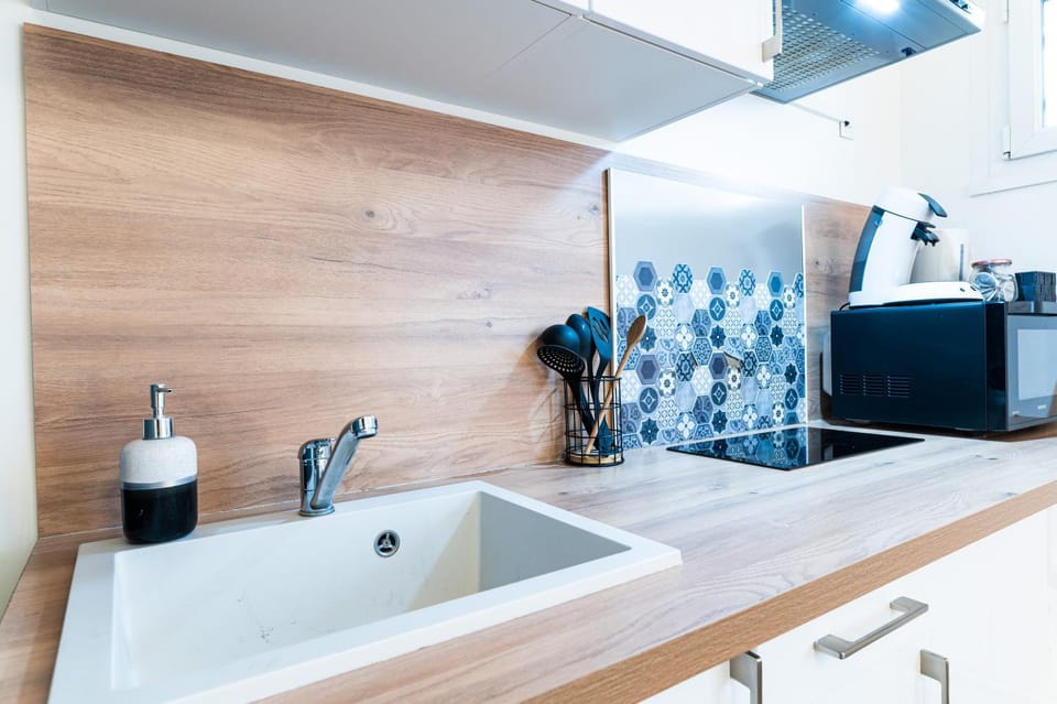 Kitchen or kitchenette, minibar