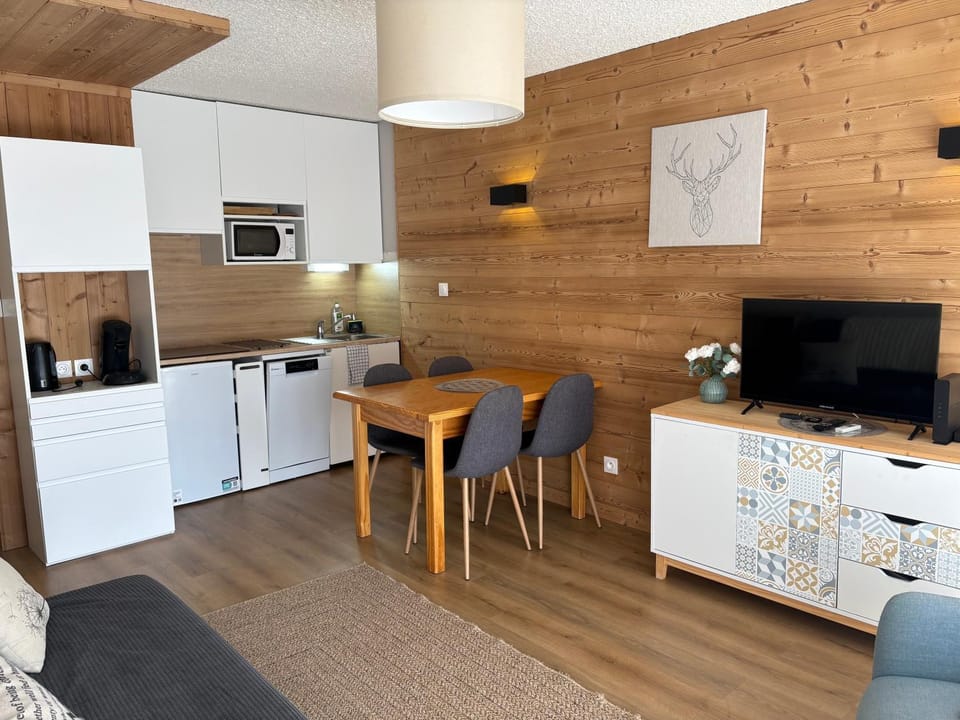 Kitchen or kitchenette, Dining area