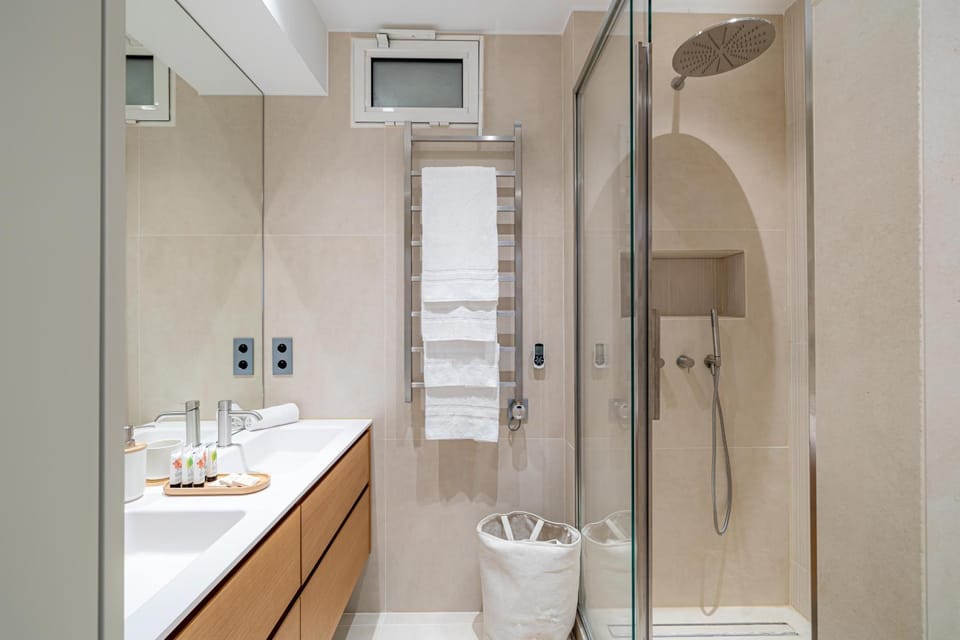 Shower, Toilet, Bathroom, towels
