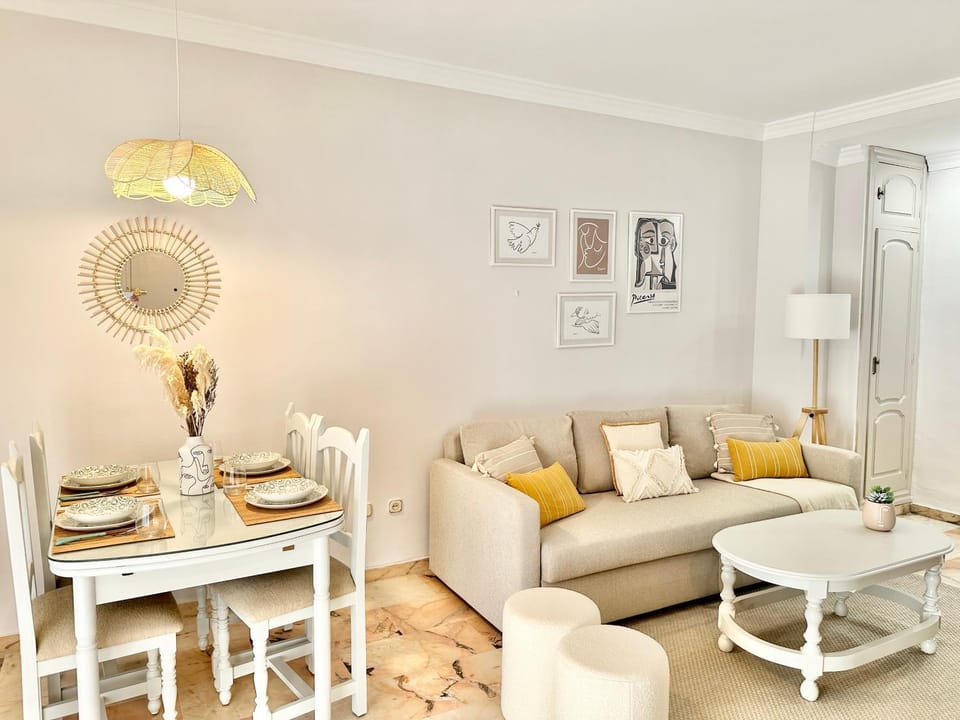 Living room, Seating area, Dining area