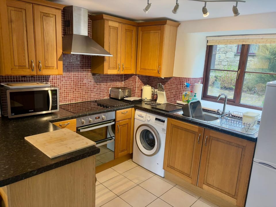 Coffee/tea facilities, Kitchen or kitchenette, microwave, stove, toaster, washing machine