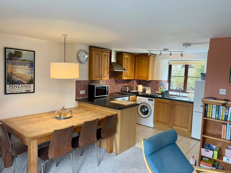 Kitchen or kitchenette, Living room, Seating area, Dining area, oven, stove, toaster