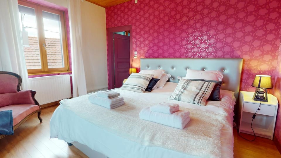 Bed, Photo of the whole room