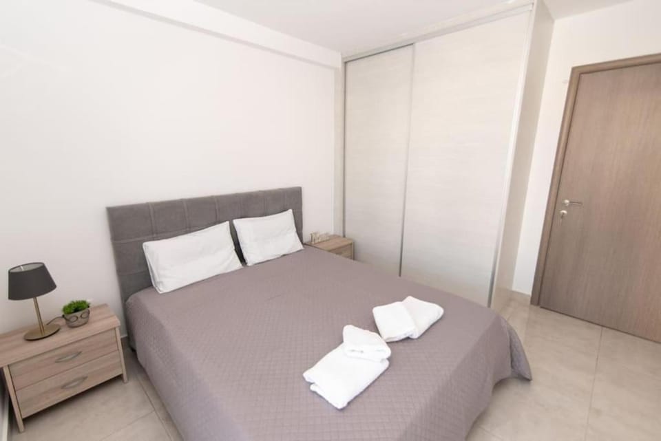 Bed, Bedroom, towels, wardrobe