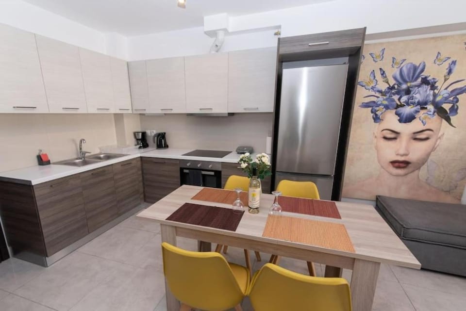 Kitchen or kitchenette, Dining area, pet friendly, stove, kitchen