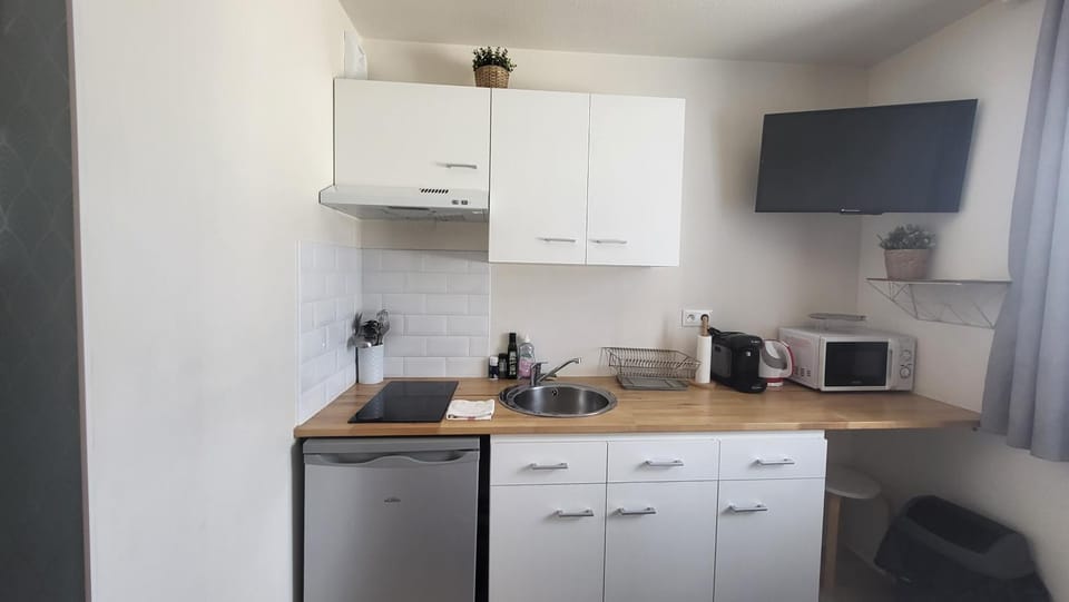 Kitchen or kitchenette, stove