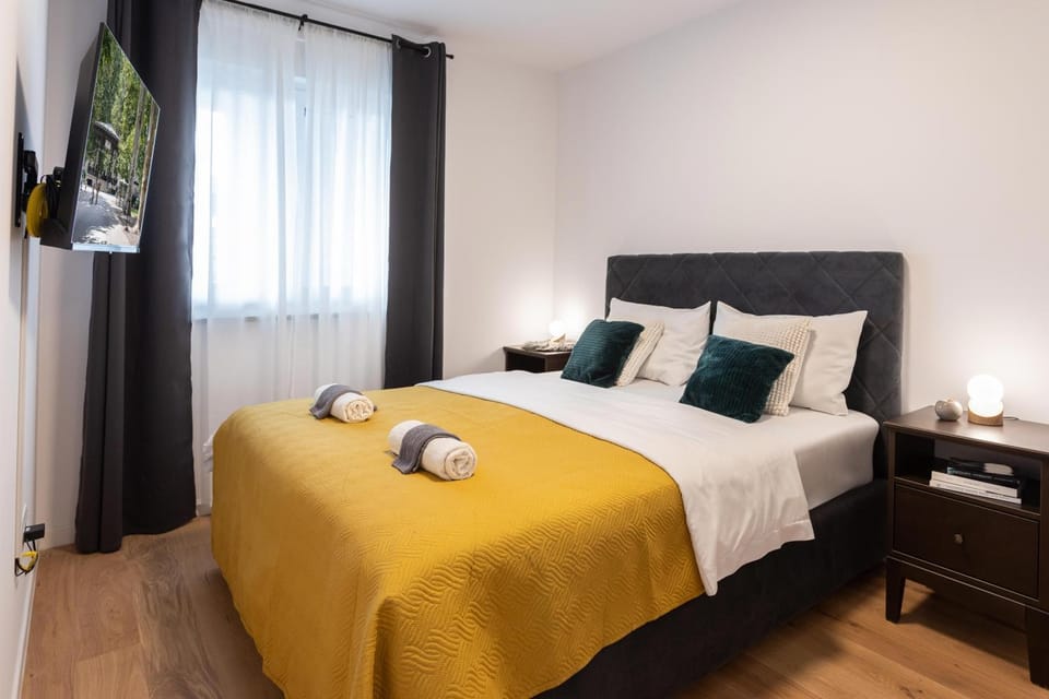 Bed, TV and multimedia, Photo of the whole room, Bedroom, towels